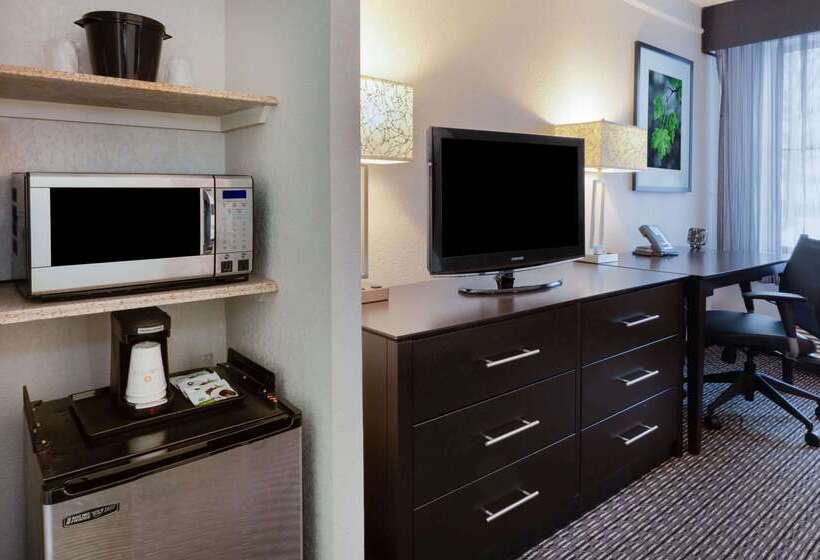 Отель La Quinta By Wyndham Detroit Utica