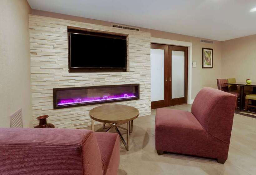 Отель La Quinta By Wyndham Detroit Utica