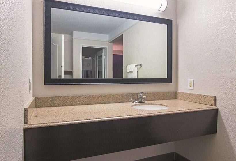 Отель La Quinta By Wyndham Detroit Utica