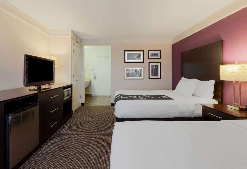 Отель La Quinta By Wyndham Detroit Utica