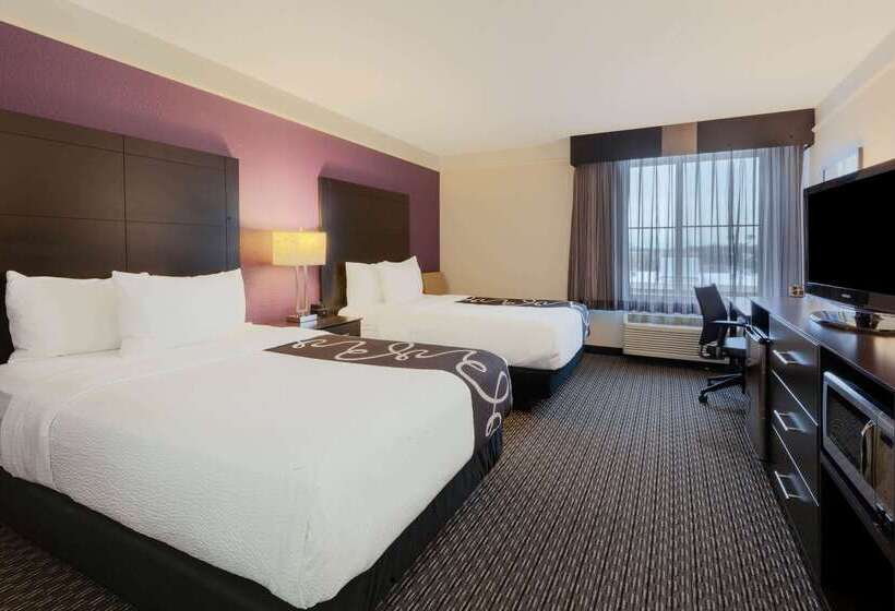 Отель La Quinta By Wyndham Detroit Utica