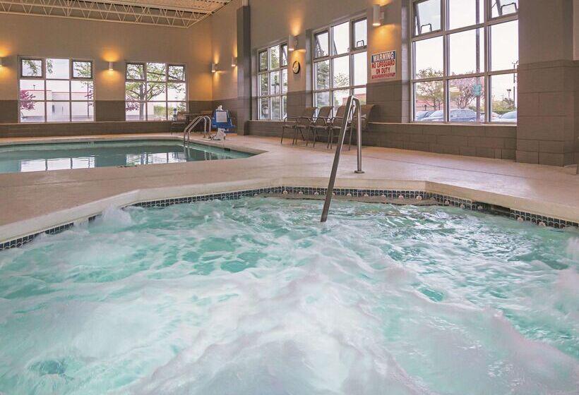 Отель La Quinta By Wyndham Detroit Utica