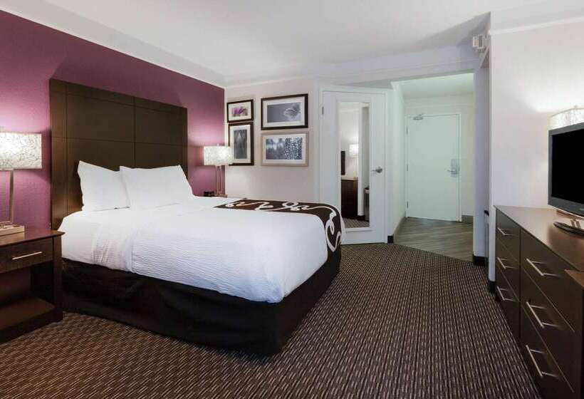 Отель La Quinta By Wyndham Detroit Utica