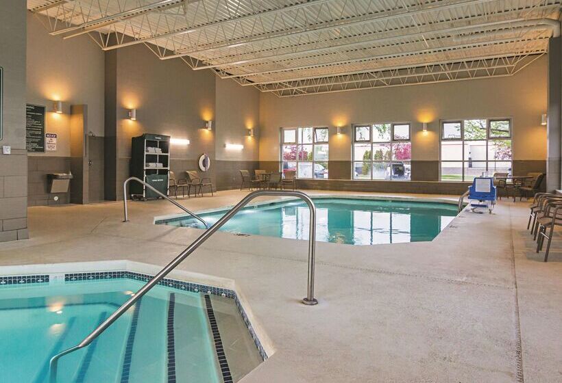 Отель La Quinta By Wyndham Detroit Utica