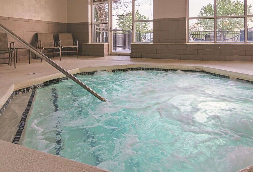 Отель La Quinta By Wyndham Detroit Utica