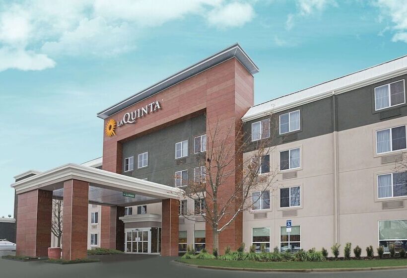 Отель La Quinta By Wyndham Detroit Utica