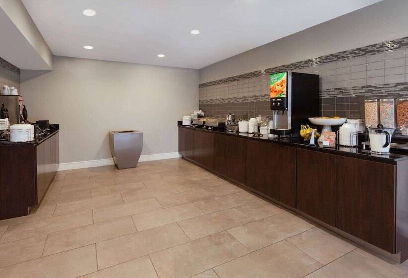 Отель La Quinta By Wyndham Detroit Utica