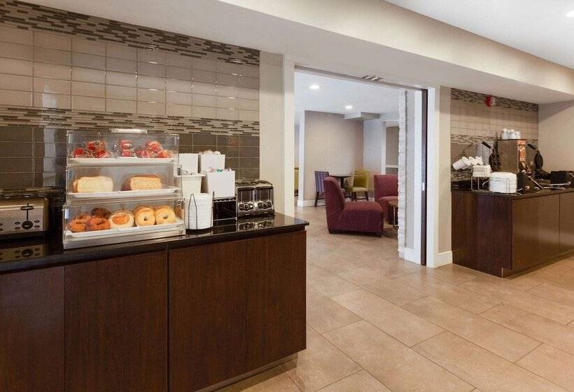 Отель La Quinta By Wyndham Detroit Utica