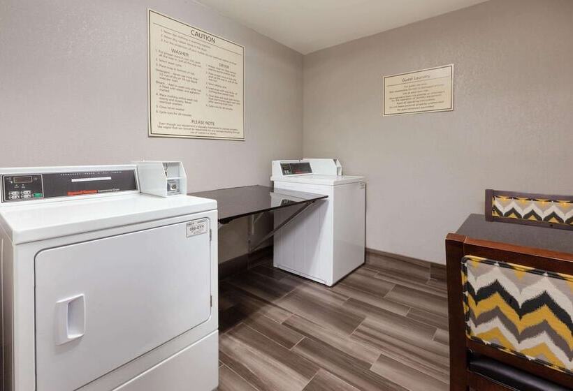 Отель La Quinta By Wyndham Detroit Utica