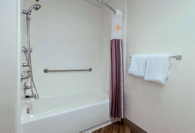 Отель La Quinta By Wyndham Detroit Utica