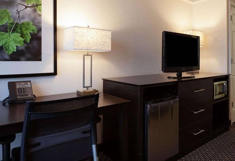 Отель La Quinta By Wyndham Detroit Utica