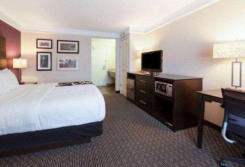 Отель La Quinta By Wyndham Detroit Utica