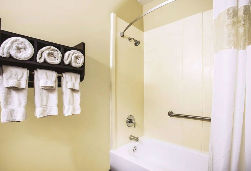 Отель La Quinta By Wyndham Evansville