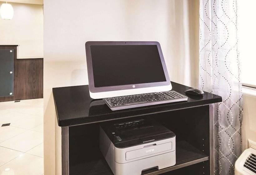 Отель La Quinta By Wyndham Evansville