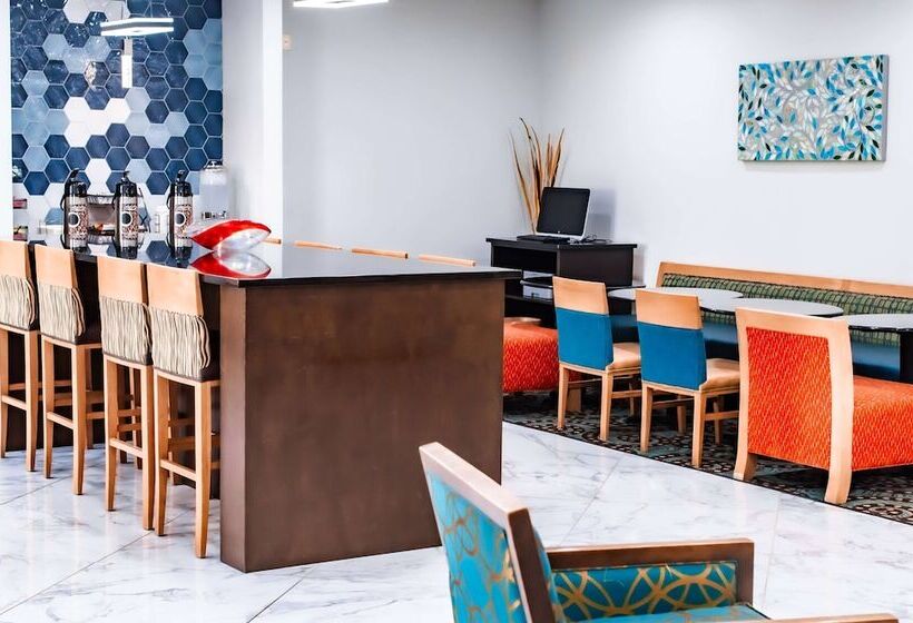 Отель La Quinta By Wyndham Evansville