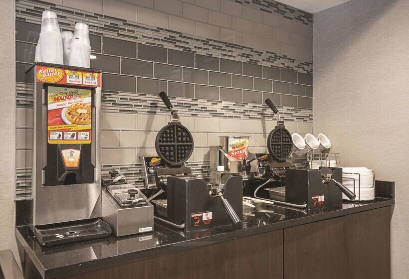 هتل La Quinta By Wyndham Hartford Bradley Airport