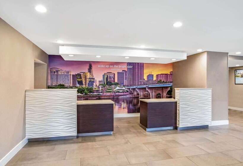هتل La Quinta By Wyndham Hartford Bradley Airport