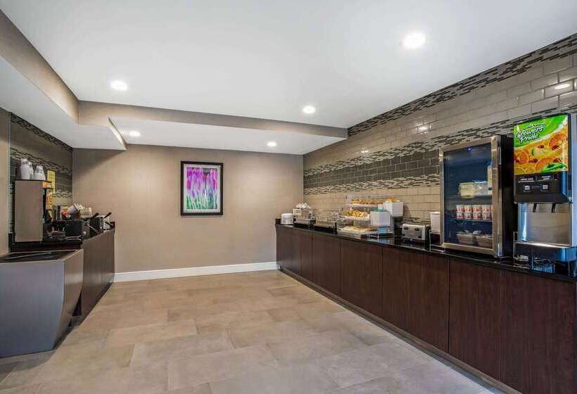 هتل La Quinta By Wyndham Hartford Bradley Airport