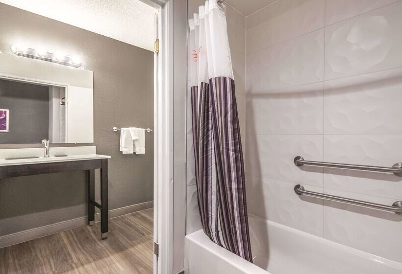 هتل La Quinta By Wyndham Hartford Bradley Airport