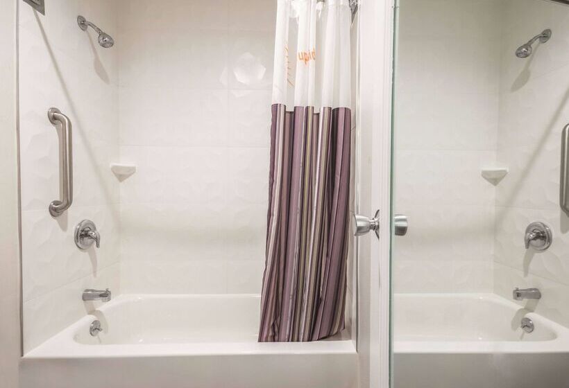 هتل La Quinta By Wyndham Hartford Bradley Airport