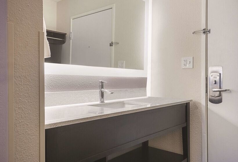 هتل La Quinta By Wyndham Hartford Bradley Airport