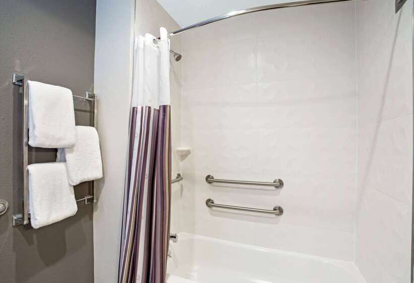 هتل La Quinta By Wyndham Hartford Bradley Airport