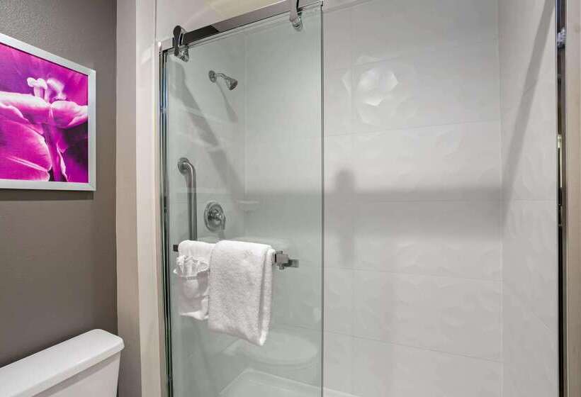 هتل La Quinta By Wyndham Hartford Bradley Airport