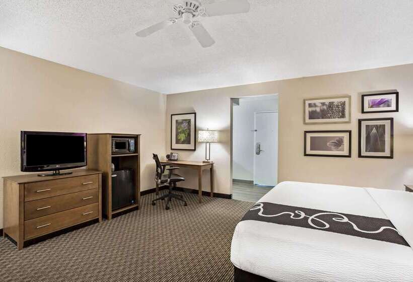 هتل La Quinta By Wyndham Hartford Bradley Airport