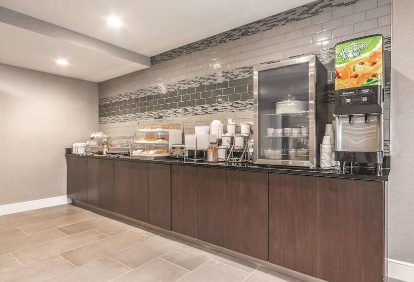 هتل La Quinta By Wyndham Hartford Bradley Airport