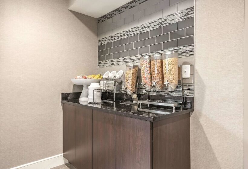 هتل La Quinta By Wyndham Hartford Bradley Airport