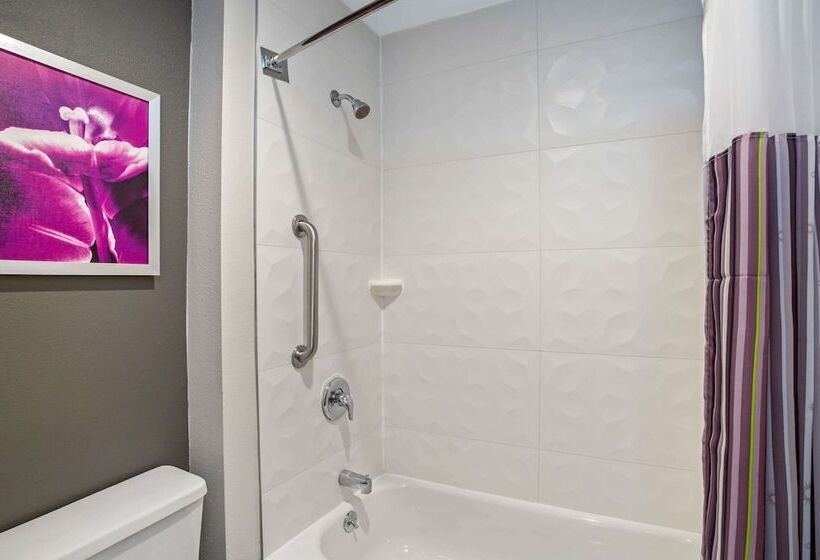 هتل La Quinta By Wyndham Hartford Bradley Airport