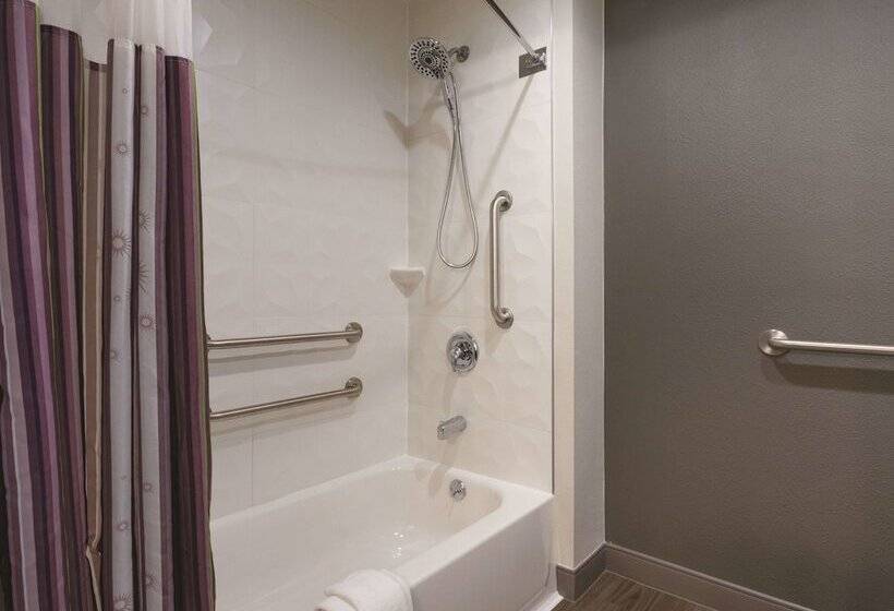 هتل La Quinta By Wyndham Hartford Bradley Airport