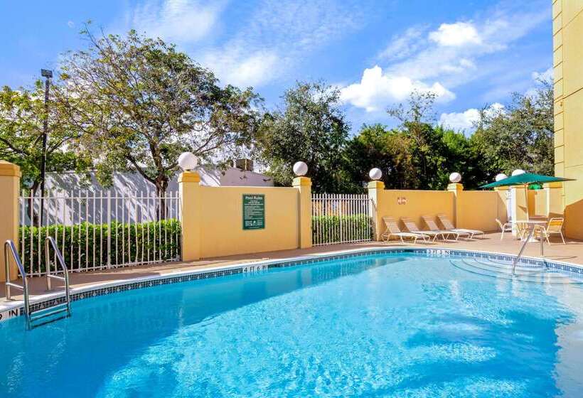 בית מלון כפרי La Quinta By Wyndham Miami Cutler Bay