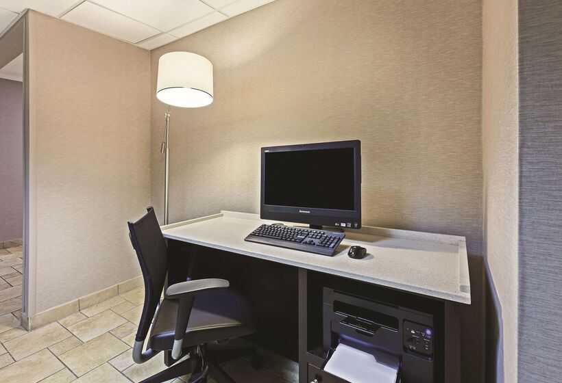 هتل La Quinta By Wyndham N Little Rock   Mccain Mall