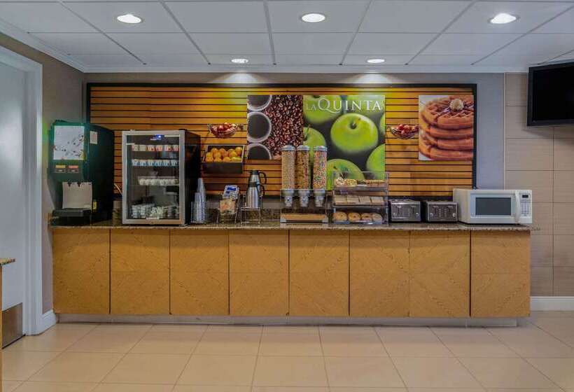 فندق La Quinta By Wyndham Naples East