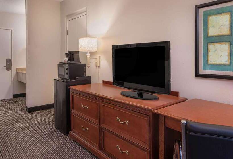 فندق La Quinta By Wyndham Naples East