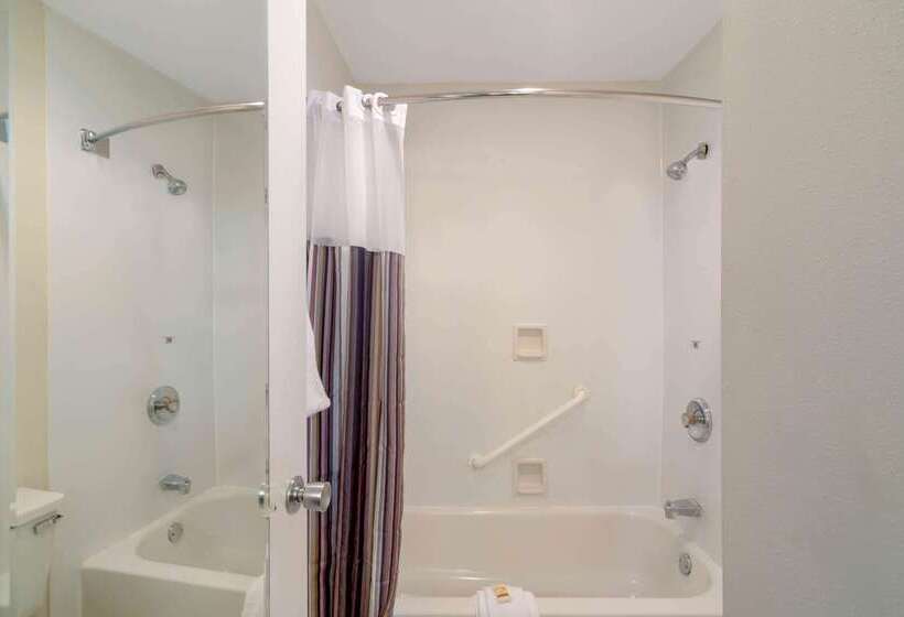 هتل La Quinta By Wyndham Nashville Airport