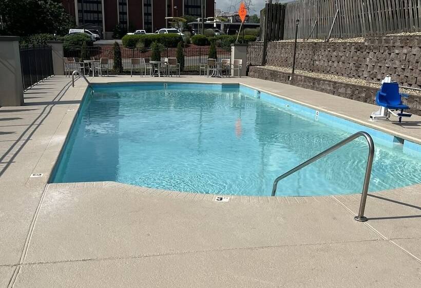 هتل La Quinta By Wyndham Nashville Airport