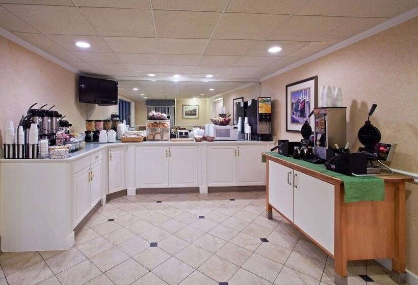 בית מלון כפרי La Quinta By Wyndham Tampa Fairgrounds - Casino