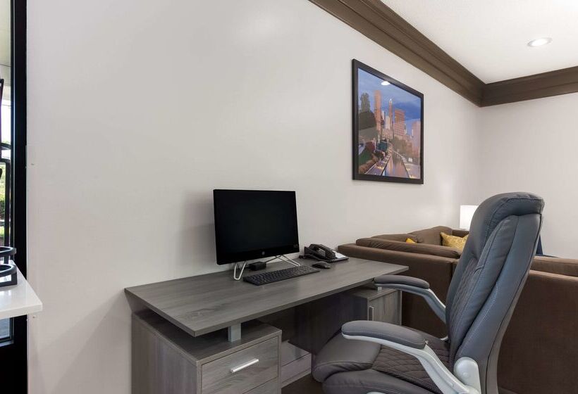 هتل Quality Inn South Bend Near Notre Dame