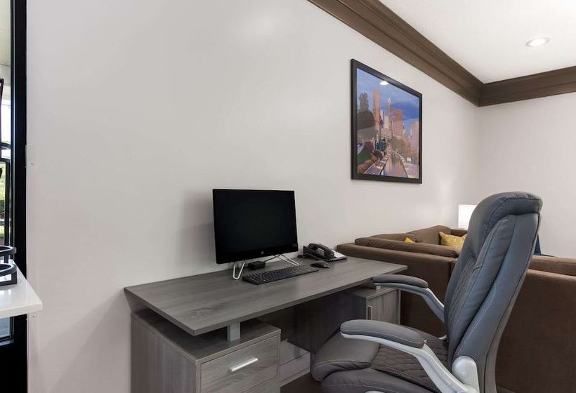 هتل Quality Inn South Bend Near Notre Dame