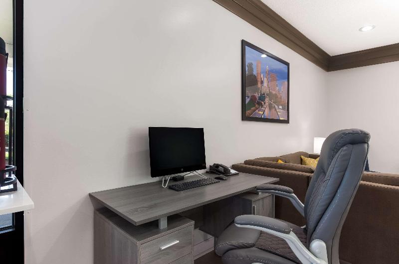 هتل Quality Inn South Bend Near Notre Dame