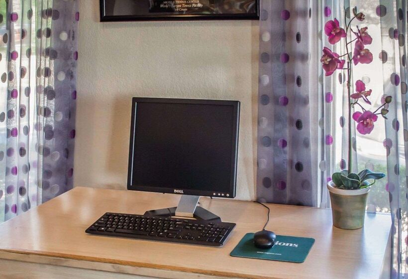 هتل Quality Inn & Suites At Airport Blvd I65