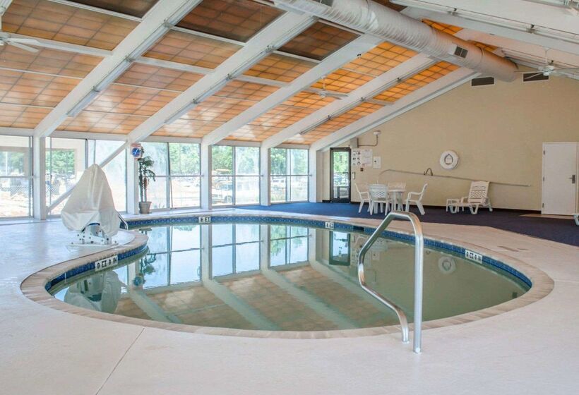 هتل Quality Inn & Suites At Airport Blvd I65