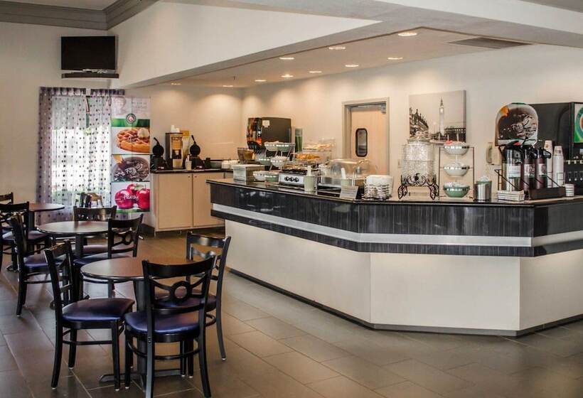 هتل Quality Inn & Suites At Airport Blvd I65
