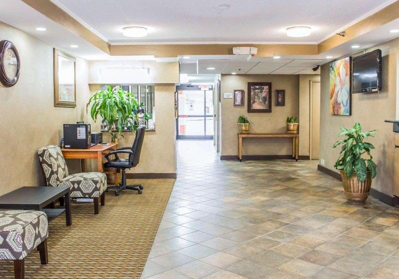 فندق Rodeway Inn & Suites