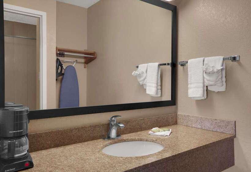 فندق Super 8 By Wyndham Fort Myers