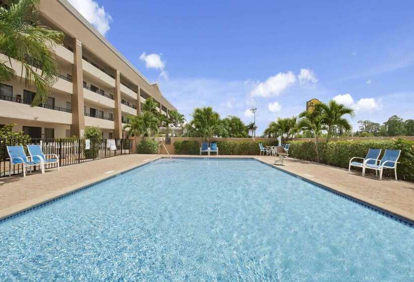 בית מלון כפרי Super 8 By Wyndham Fort Myers