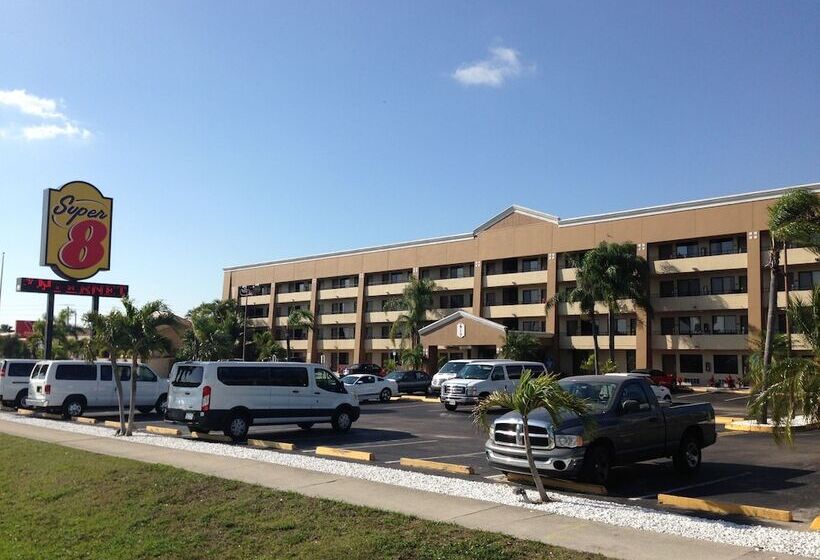 فندق Super 8 By Wyndham Fort Myers