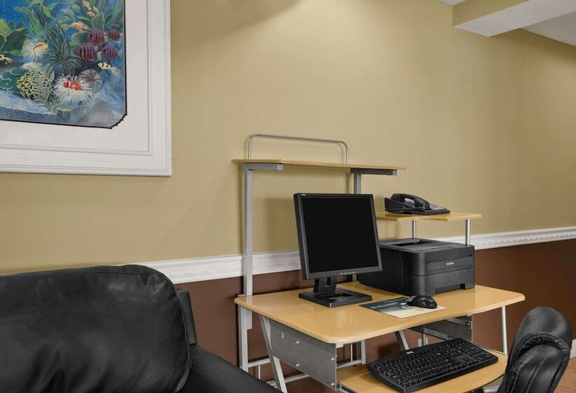 فندق Super 8 By Wyndham Fort Myers